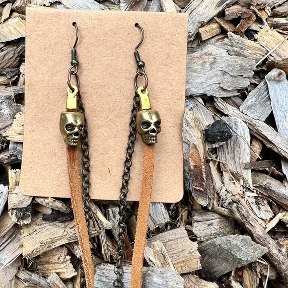 Leather chains and skulls - Picture 3 of 7